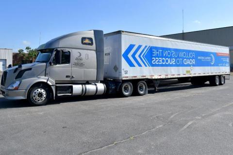 A large semi truck branded for 在线电子游戏网赌